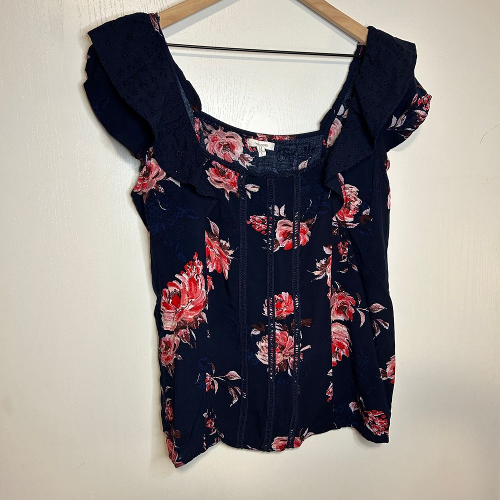 Maurices Navy Floral Eyelet Trim Flutter Sleeve Top Size Large A82
